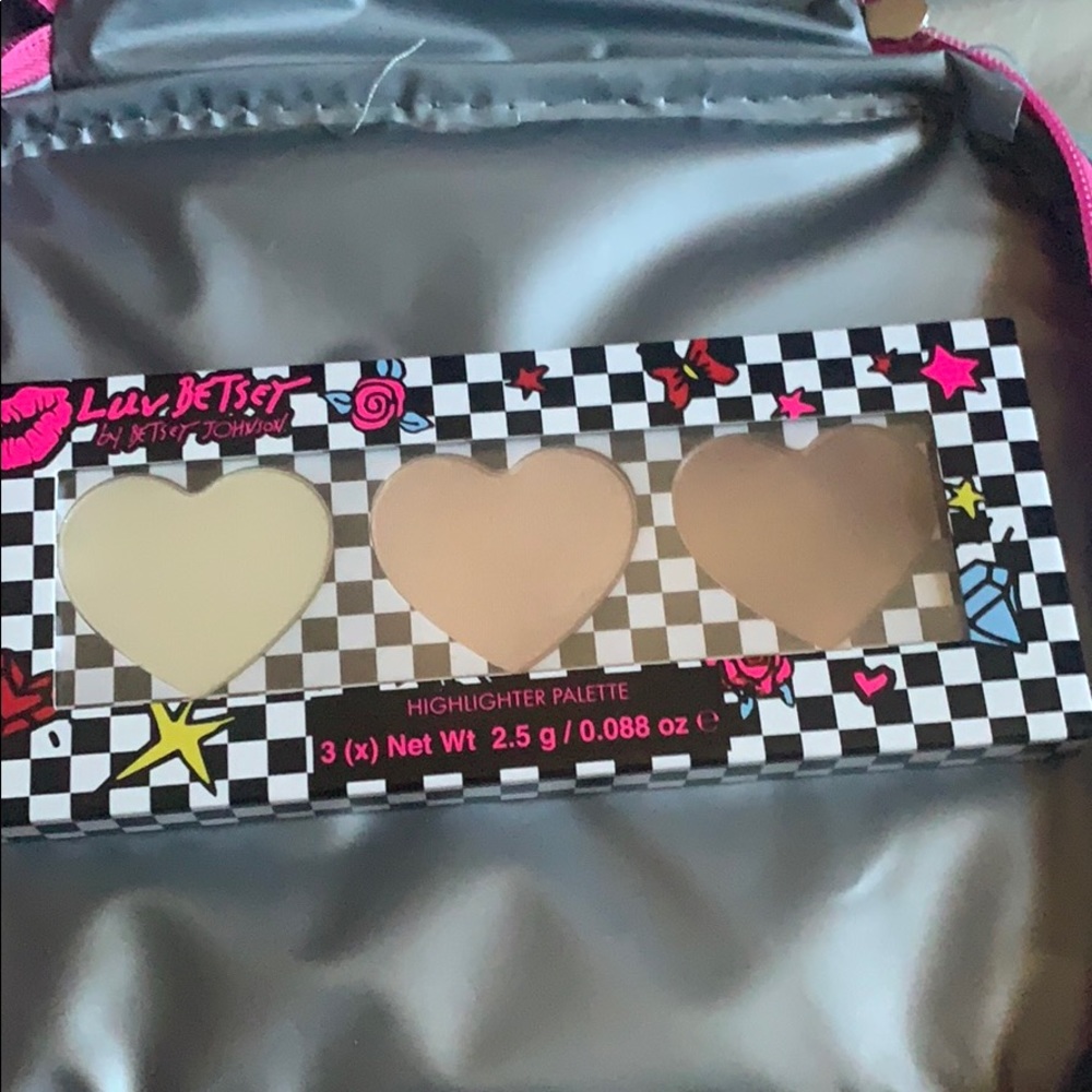 💕5 for $25💕 BNWT LUV BETSEY COSMETICS Highlighter Palette